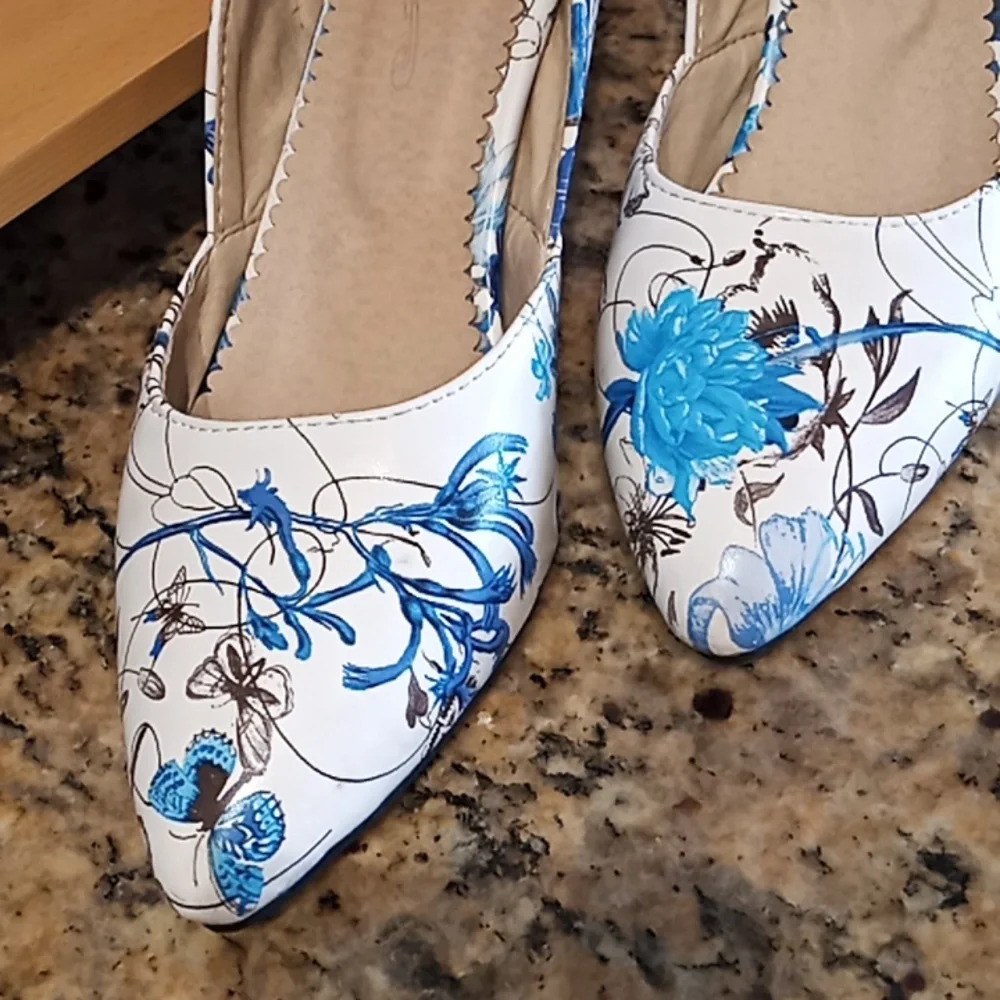 Lady's High Heels. Pointed Toe. Flower and Butterflies Pattern. Very Clean. - Picture 14 of 16